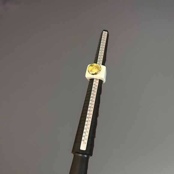 Resin white with gold tone ring size 7 - Picture 4 of 6